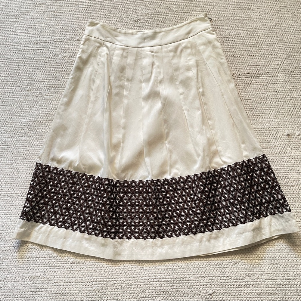 Ann Taylor LOFT Beige Pleated A-Line Midi Skirt Brown Embroidery Trim Size 2P